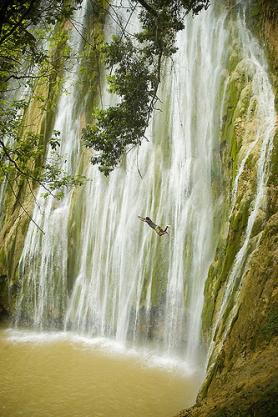 Vodopád Saltos de Limón s odvážným skokanem
