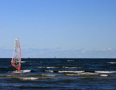 Windsurfista u pobřeží dominikánského městečka Cabarete