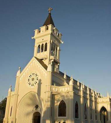 Dominikánské město San Pedro de Macoris s kostelem