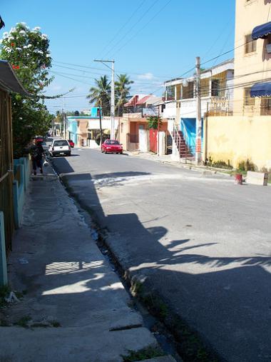 Ulička ve městě Los Alcarrizos 